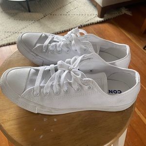 White canvas all stars, size 8 women’s